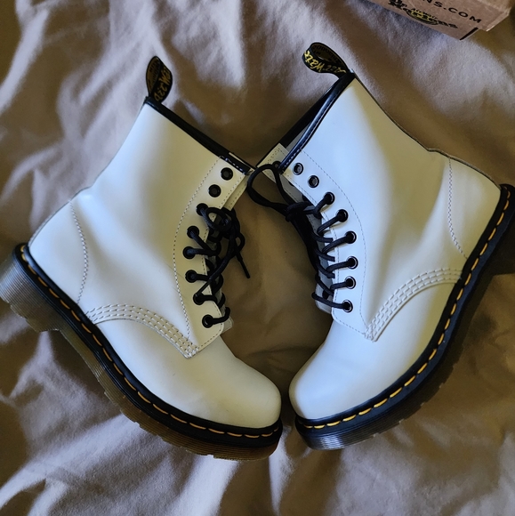 1460 W Smooth Dr. Marten size 6 - Picture 2 of 6